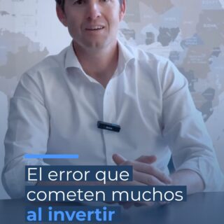 📉 ¿Por qué el inversor promedio en el S&P 500 gana solo 2% anual, si el índice rinde 10%?

La respuesta está en nuestras emociones.

Muchos compran caro por FOMO (miedo a quedarse fuera) y venden barato por miedo a perder más.

En cambio, en el mercado inmobiliario solemos mantener la inversión, lo que evita esas pérdidas de timing.

Pero la conclusión no debería ser: “compra solo activos ilíquidos para atarte las manos”

👉 La clave está en aprender a controlar nuestras decisiones o contar con un asesor que te guíe con estrategia.

👉 No se trata de eliminar la liquidez, sino de usarla con inteligencia.

📌 Invertir no es impulsivo, es estratégico.

📲 Comparte este Reel con quienes necesitan mejorar su disciplina de inversión.