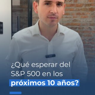 📊 Cuando los mercados están caros, no se trata de adivinar el próximo movimiento, sino de entender qué implica para tus retornos futuros.

El análisis de más de 100 años de datos muestra algo claro: mientras más alto compras, menor es la rentabilidad esperada en el largo plazo .

Eso no significa que el S&P 500 vaya a caer mañana. Significa que, si tu horizonte es de varios años, la decisión inteligente es diversificar: mirar otras geografías, combinar renta fija y equilibrar tu portafolio con activos que no dependan de un solo mercado.

Invertir con estrategia es anticiparte al contexto, no reaccionar al ruido.

👉 Comparte este post si conoces a alguien invirtiendo todo en el S&P 500