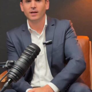 🎙️ 15 lecciones que nos dejó la primera temporada de Millions: El arte de invertir.
 
A lo largo de la temporada, nuestros invitados compartieron ideas construidas desde experiencias reales: crisis, decisiones complejas, errores, aprendizajes y convicciones formadas en el tiempo.
Desde cómo enfrentar el riesgo, elegir bien a los socios y pensar en el largo plazo, hasta la importancia de la independencia, la ética y el capital humano.
 
📈 Una recopilación de aprendizajes concretos que ayudan a pensar mejor cómo invertir.
 
👉 Mira el reel y recorre las principales lecciones de esta primera temporada.