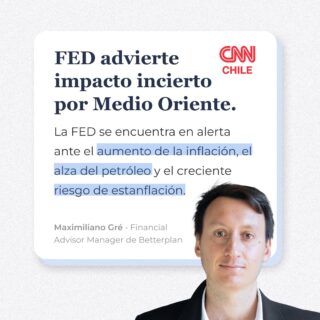 La FED cambia el tono… y el mercado toma nota.
 
En una aparición en CNN Chile, Maximiliano Gré, Financial Advisor Manager de Betterplan, analizó el giro en las expectativas de tasas en EE.UU. y el nuevo riesgo que comienza a instalarse en el mercado.

El foco ya no está solo en la decisión actual, sino en lo que viene: menor espacio para recortes, presión inflacionaria por el petróleo y un escenario global más incierto.

La combinación abre la puerta a un contexto más complejo para la política monetaria y para los inversionistas.
 
👉 Desliza para ver más.