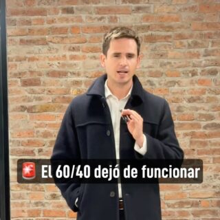 La estrategia 60/40 fue durante décadas la base de muchos portafolios. Pero desde 2022, acciones y bonos han comenzado a moverse en la misma dirección, reduciendo el efecto de diversificación que antes daban los bonos.

📊 Esto no significa que el 60/40 esté muerto. Significa que podría necesitar ajustes según tu perfil de riesgo y tus objetivos.

La clave no es seguir una fórmula, sino entender cómo ha cambiado el mercado.

¿Crees que la cartera 60/40 sigue vigente? Guarda este contenido para revisarlo más adelante.